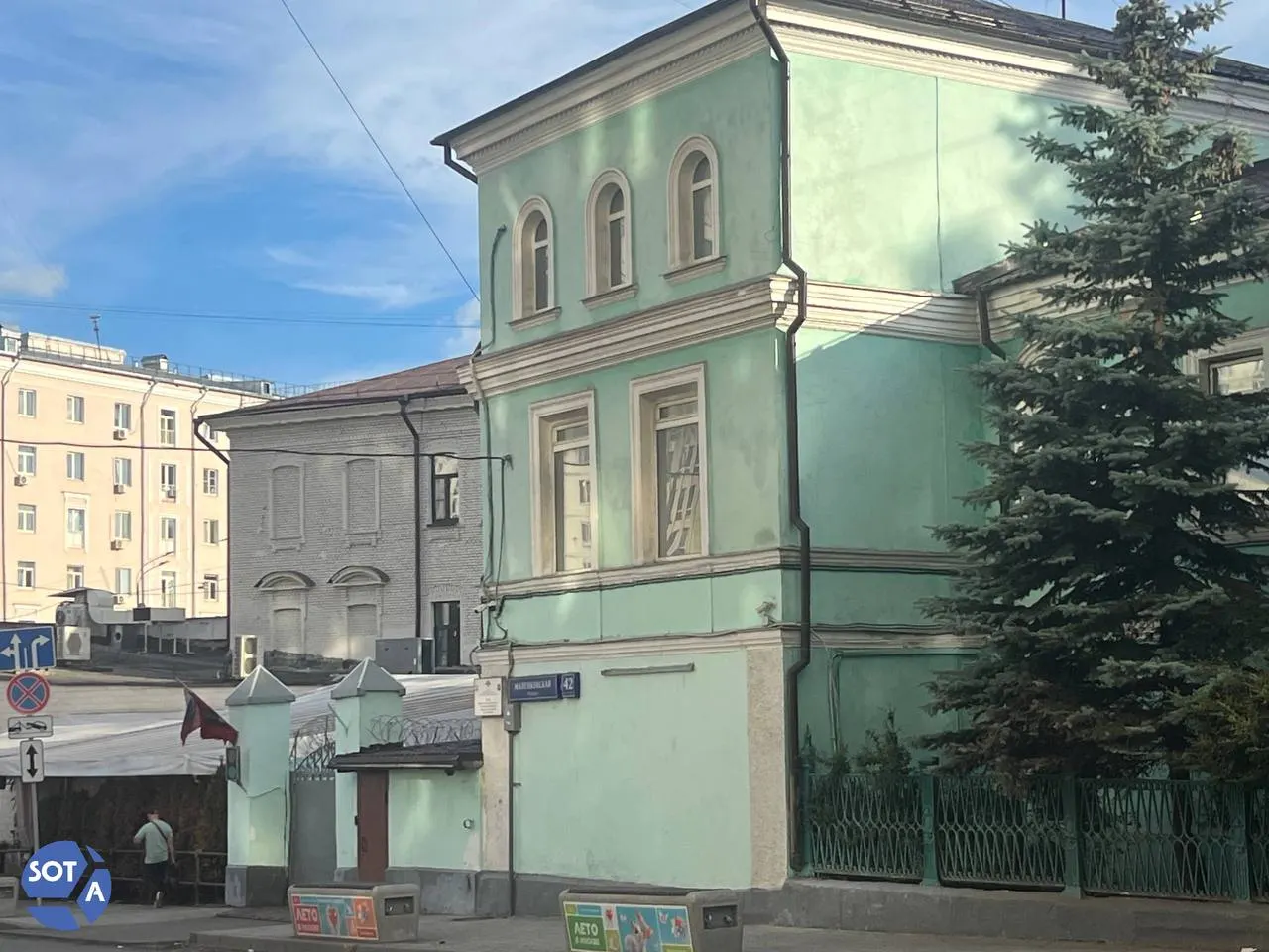 Анастасию Тельнову, Игоря Холева и Дмитрия Толоконникова удерживают в отделе «Сокольники» свыше четырёх часов. По закону через три часа задержанного должны либо отпустить, либо составить протокол.