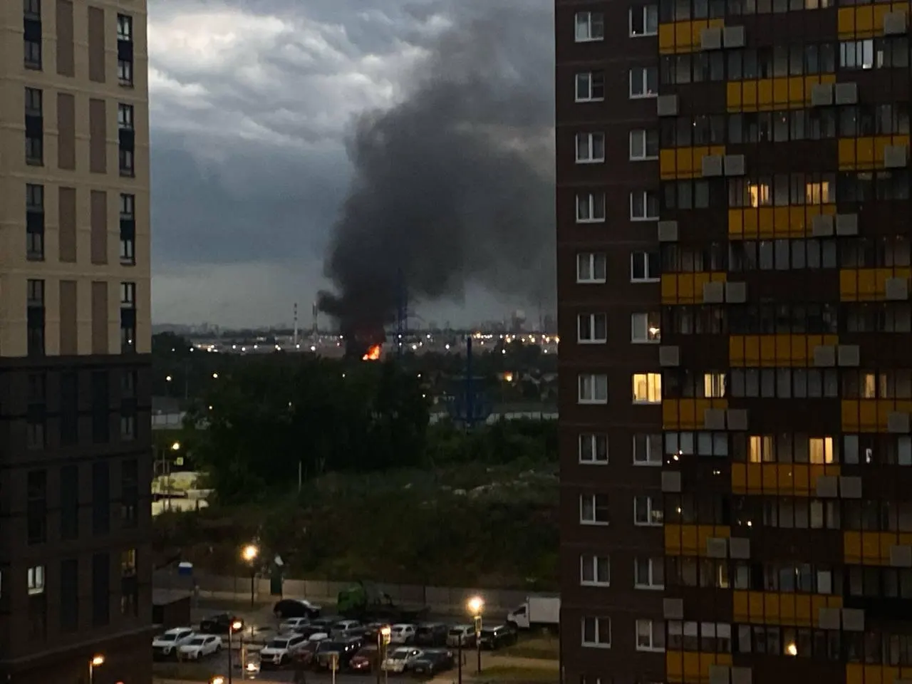 Очевидцы сообщают о сильном пожаре в хостеле рядом с жилым комплексом «Томилино Парк» в Люберцах. В сети появились фотографии с места происшествия.