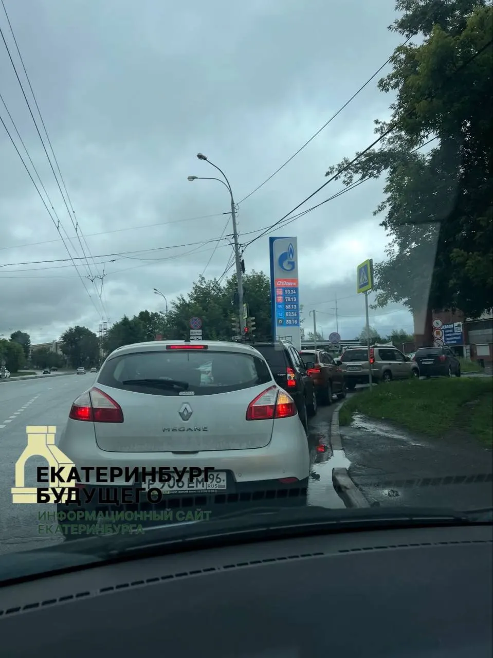 Очереди на АЗС фиксируют по всей стране. Власти ссылаются на запасы и обещают рост производства, но жители сообщают о нехватке топлива и инцидентах на заправках.