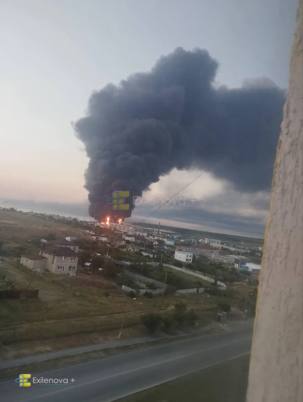В результате удара беспилотников в районе Керченского пролива возникли пожары и разрушения, есть погибшие и госпитализированные; повреждены объекты инфраструктуры и жилые дома.