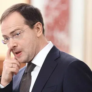 Помощник президента предложил вернуть практику распределения и договорной отработки для обучающихся на бюджете — идея вызывает опасения из‑за ограничения свободы выбора молодых специалистов.