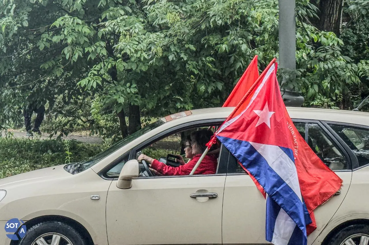 В Москве прошла акция солидарности с Кубой: шесть автомобилей с флагами КПРФ и Кубы проехали мимо жилых домов у станции метро «Сокол». Анонс публиковали за день до мероприятия.