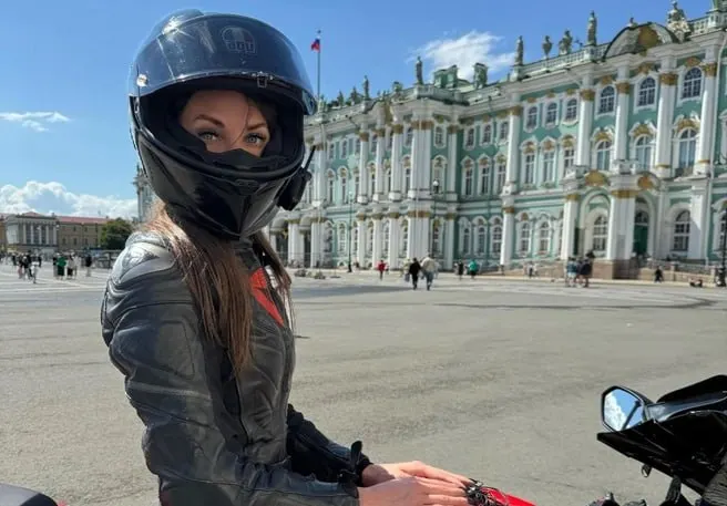 Выяснилось, что экшен‑камера могла быть рядом с телефоном погибшей в столице — на ней могут быть кадры аварии. Факт московской активности устройства пока полностью не проверен.