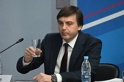 Ведомство рекомендовало школьникам на каникулах внеклассное чтение: в списке — современные, в том числе патриотические, произведения о подвигах участников специальной военной операции.