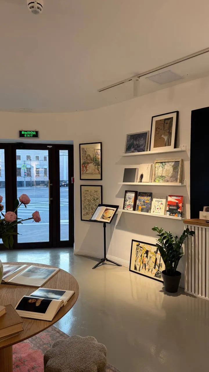 На Яузской улице в Москве открылось пространство KGallery Bookcafe — сочетание книжного магазина и кофейни с каталогами и мерчем крупных музеев.