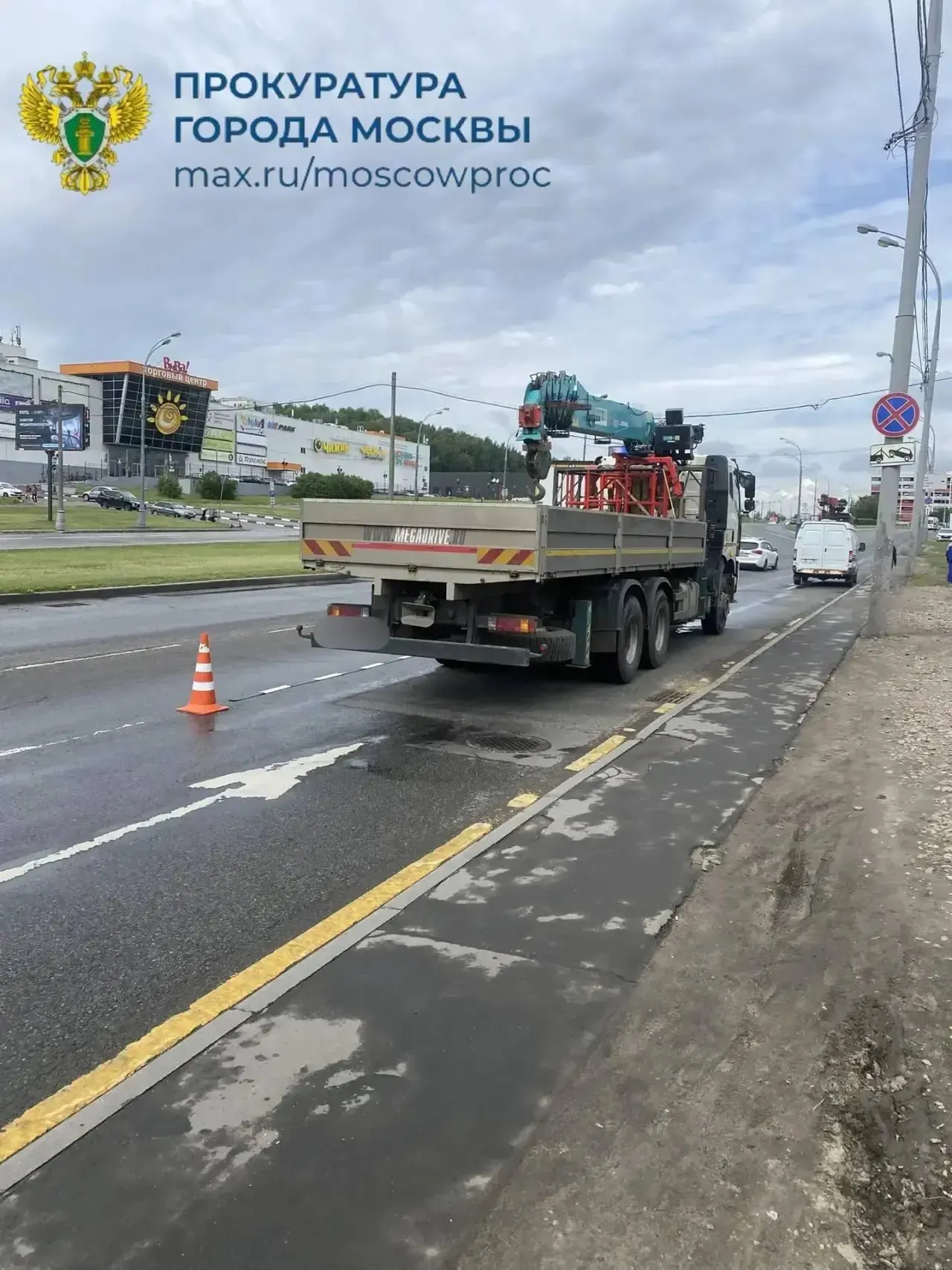 В Северном Бутово на улице Поляны водитель грузовика при перестроении наехал на курьера на электрическом велосипеде. Пострадавший — 35-летний трудовой мигрант из Центральной Азии — скончался на месте.