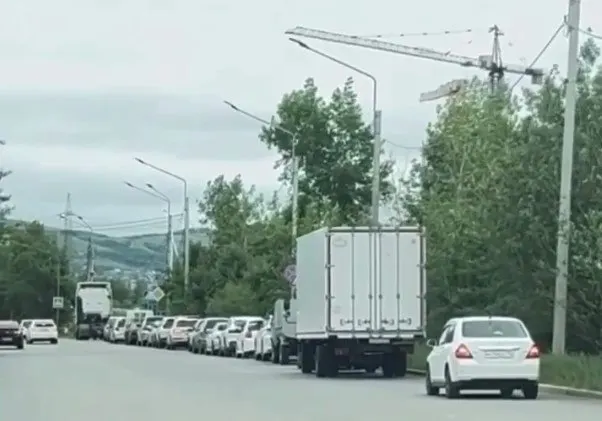 Автозаправки в ряде регионов ограничили выдачу топлива — ограничения объясняют повышенным спросом и логистическими сложностями; меры называют временными.