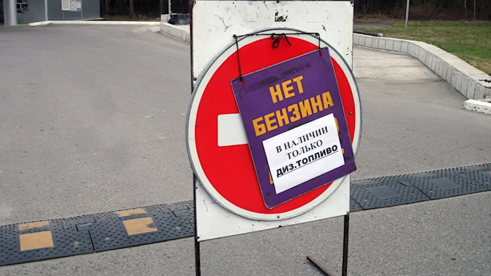 С ночи на 3 июня в Севастополе отпуск бензина и дизтоплива ограничен: топливо продаётся только оперативным и коммунальным службам. Ограничения связаны с повреждениями НПЗ и нарушениями логистики, дефицит фиксируют и в других регионах России.