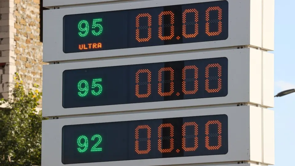 Средняя цена топлива на АЗС выросла на 0,9% за неделю (2–8 июня). С начала года бензин подорожал на 5,6%, дефицит и снижение загрузки НПЗ усиливают ценовое давление.