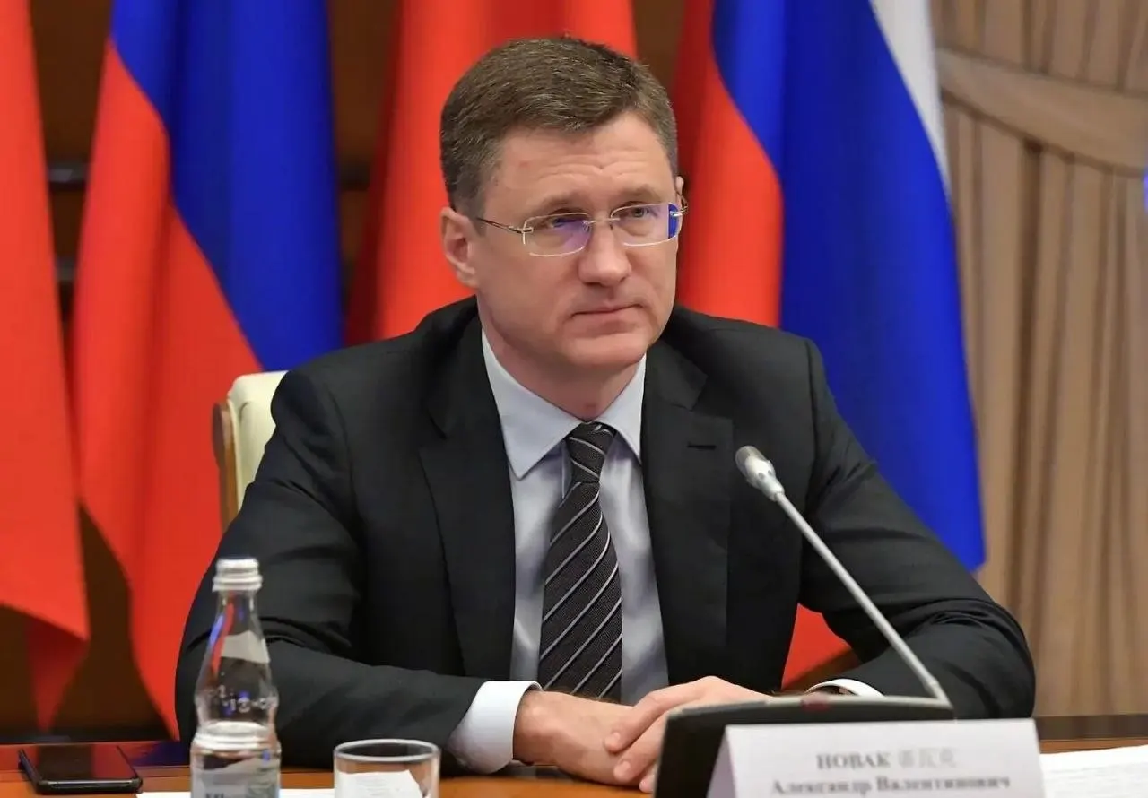 Вице‑премьер заявил, что в стране хватает топлива; всплеск спроса объясняют ажиотажем, а власти меняют логистику для равномерного обеспечения регионов.