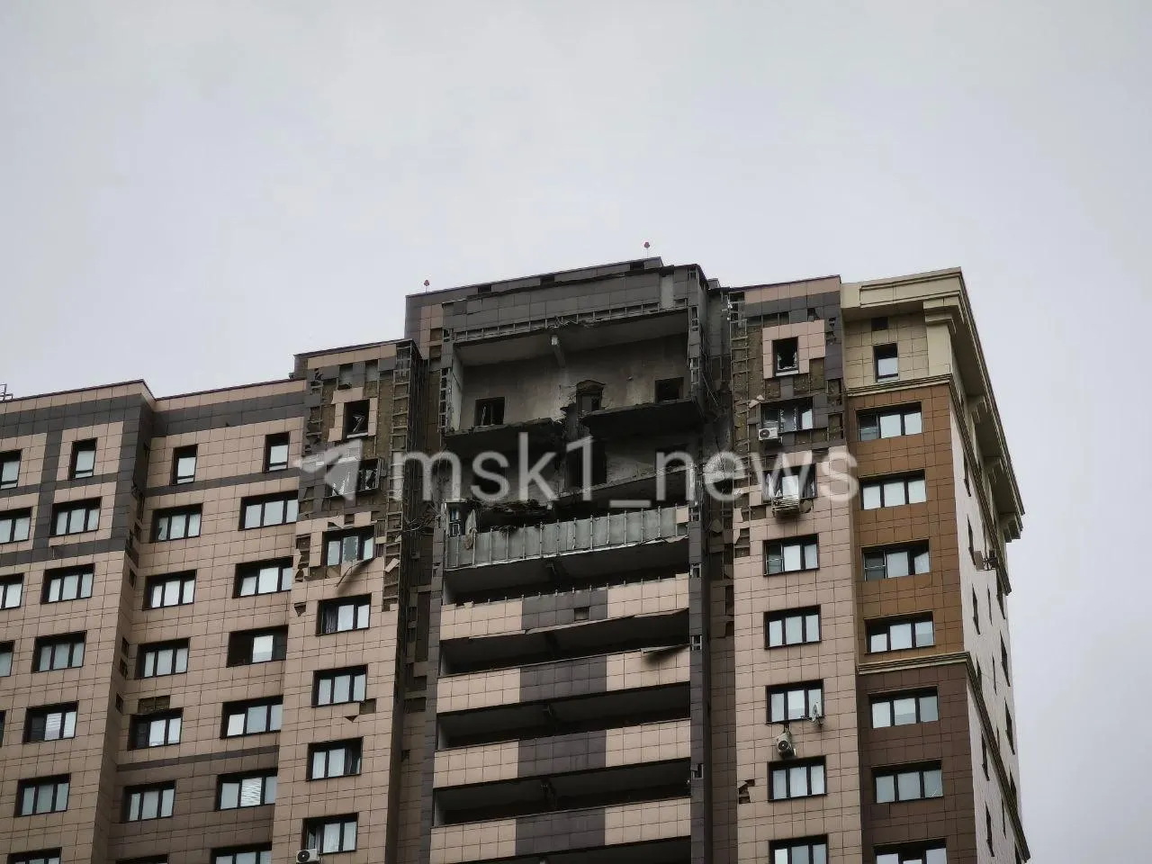 Обломки беспилотника попали в жилой дом в Жуковском: частично обрушилась облицовка, повреждены два балкона и выход на пожарную лестницу; на месте работают МЧС и полиция.