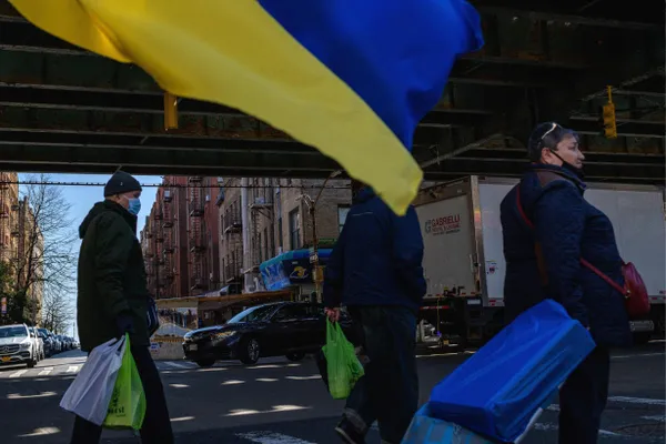В романе Светланы Сачковой героиня, режиссерка Майя, оказывается обвиненной в экстремизме после съемок фильма про Ленина-зомби. На первом судебном заседании заслушали материалы следствия и экспертизу, а прокурор потребовал содержание под стражей.