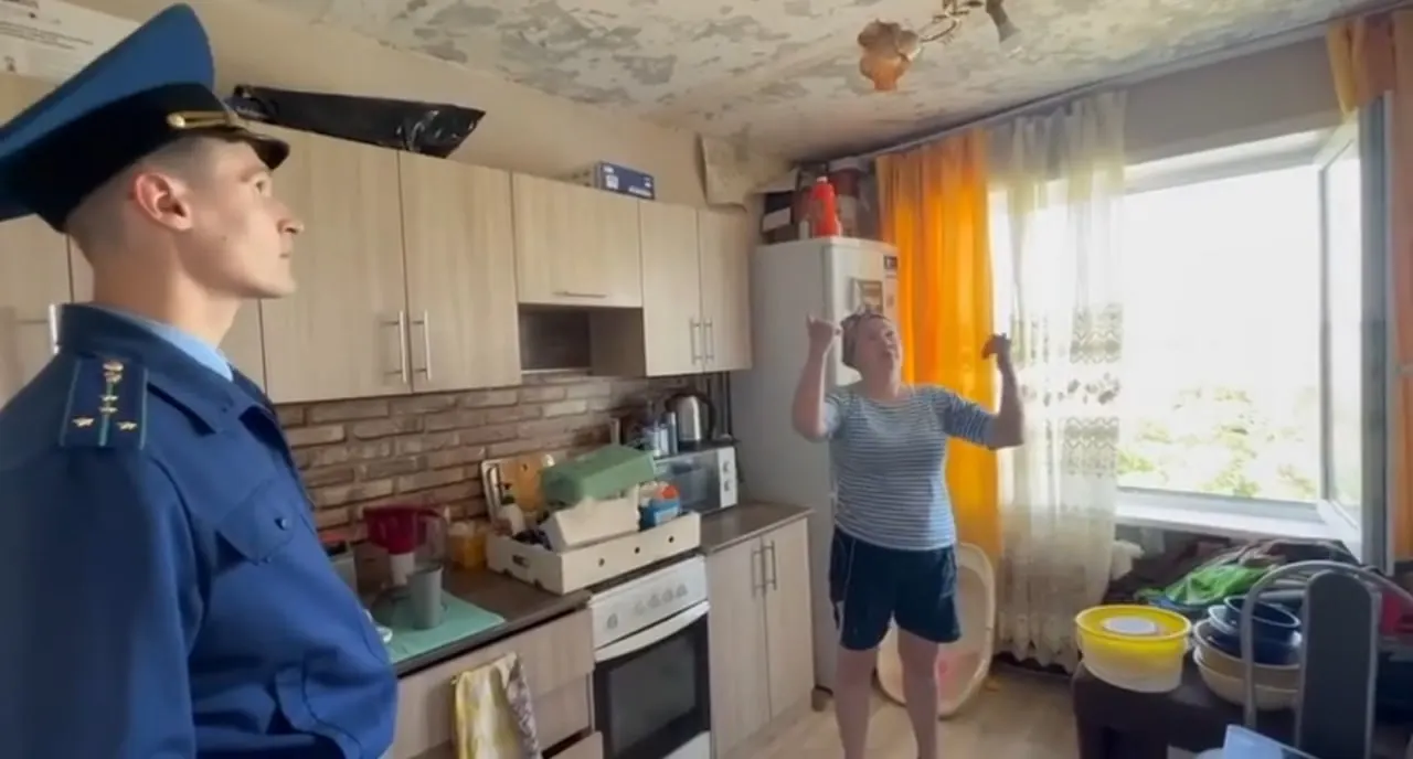 В многоквартирном доме в Садовом Кетовского округа течёт крыша, пострадала электропроводка. Прокуратура проведёт проверку работы УК и возможного бездействия местных органов.