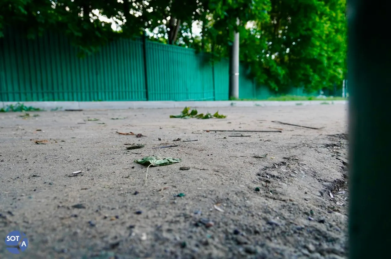 Около километра территории у храма в Троице-Лыкове огородили строительным забором: доступ к реке ограничен, проверка не зафиксировала работ, а жители собрали жалобы и подписи.