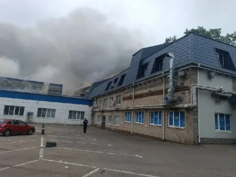 Ночью беспилотники нанесли удары по нескольким регионам: в Гуково один человек погиб, в Московской области зафиксированы повреждения зданий и пожары. Минобороны сообщает об уничтожении 555 БПЛА.