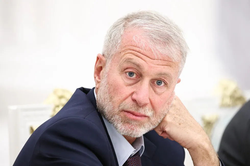 Источники утверждают, что в мае бизнесмен ездил в Киев, встречался с Владимиром Зеленским и передал через него просьбу о личной встрече с президентом России. В Кремле и у самого предпринимателя комментариев не последовало.