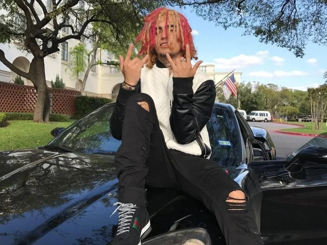 Американский рэпер Lil Pump выступит в Москве 22 августа; билеты стоят от 3 000 до 30 000 рублей. Исполнитель известен по хиту «Gucci Gang» (2017).