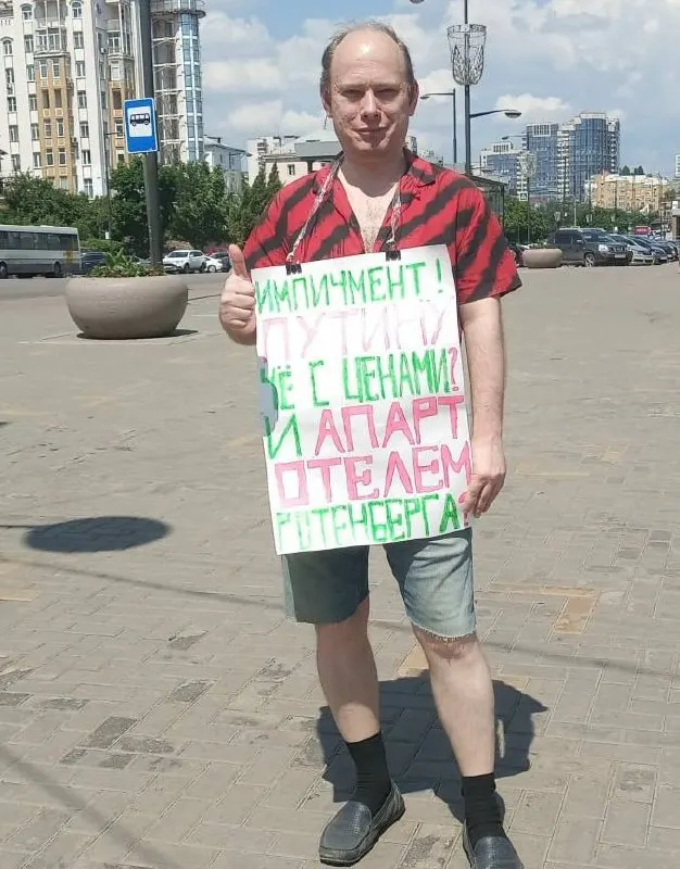 Житель Липецка Александр Айрапетов в четвёртый раз провёл одиночный пикет с требованием импичмента. Его задерживают, но отпускают без протокола, отмечают наблюдатели.