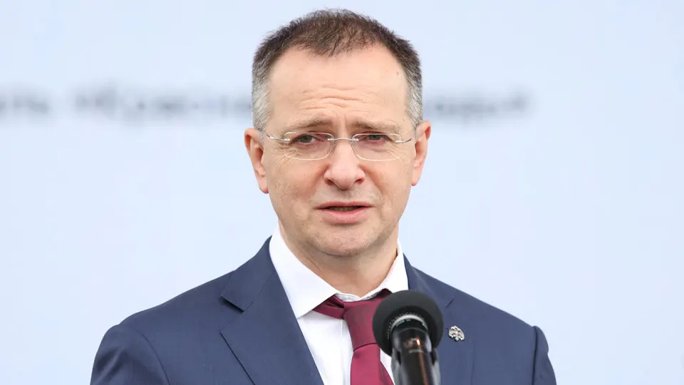 Помощник президента Владимир Мединский заявил о необходимости усилить контроль над российским кинопроизводством, чтобы государственные средства не тратились «на барахло». Он также подчеркнул пользу жесткой редакторской политики и допустил создание экспертных советов для оценки исторического контента.