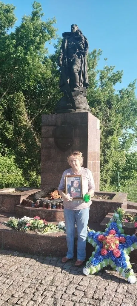 Участники акции «Свеча памяти» — люди, ищущие родственников, пропавших без вести на войне в Украине — сообщают о давлении со стороны силовых структур: в нескольких регионах задерживали координаторов, одна активистка пропала без вести.