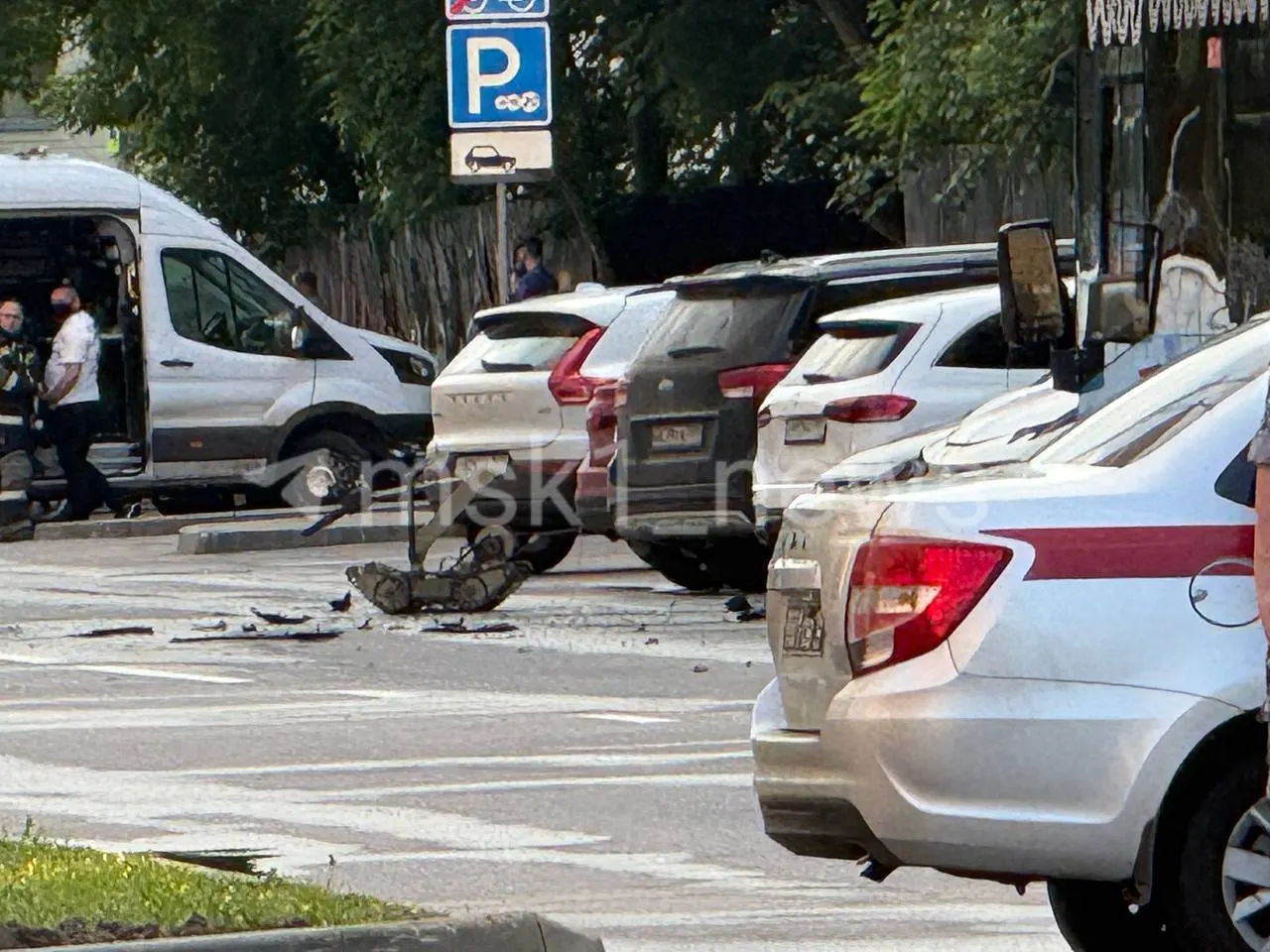 В районе Коньково нашли подозрительный предмет под машиной. Специалисты обезвредили его путём контролируемого подрыва, пострадавших нет.