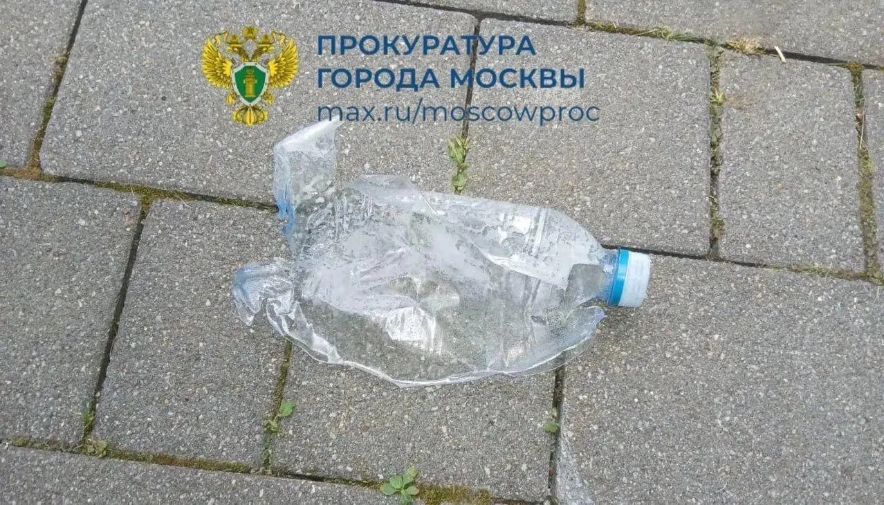 Подростки сделали шипучую смесь из домашнего лимонада и оставили бутылку на дороге. Другой ребёнок открыл её на площадке — медикам пришлось промыть пострадавшему глаза, затем его отпустили домой.