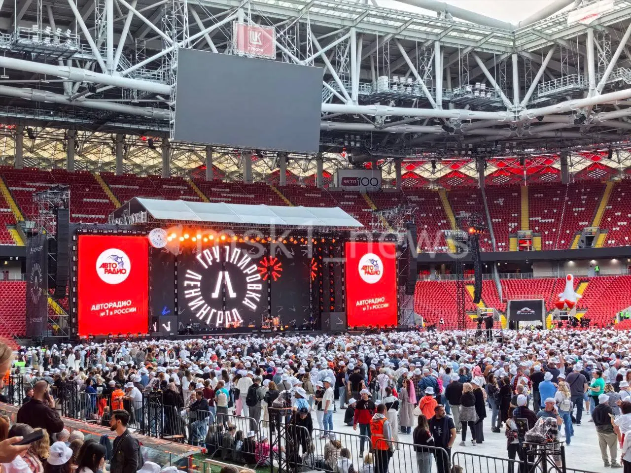 На ЛУкойл Арене в Подмосковье собрались тысячи людей: у входа раздавали мерч, многие искали билеты прямо в толпе.