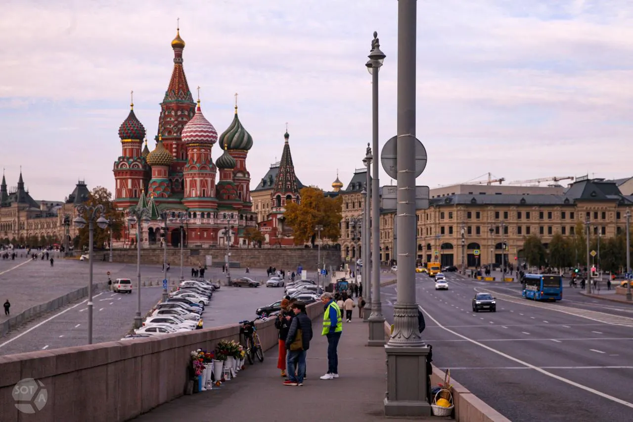 Утром в Москве полицейские задержали двоих дежурных на мосту — Виктора Когана и Алексея Сокирко. Им вменяют участие в несогласованной акции; сейчас они находятся в Тверском суде.