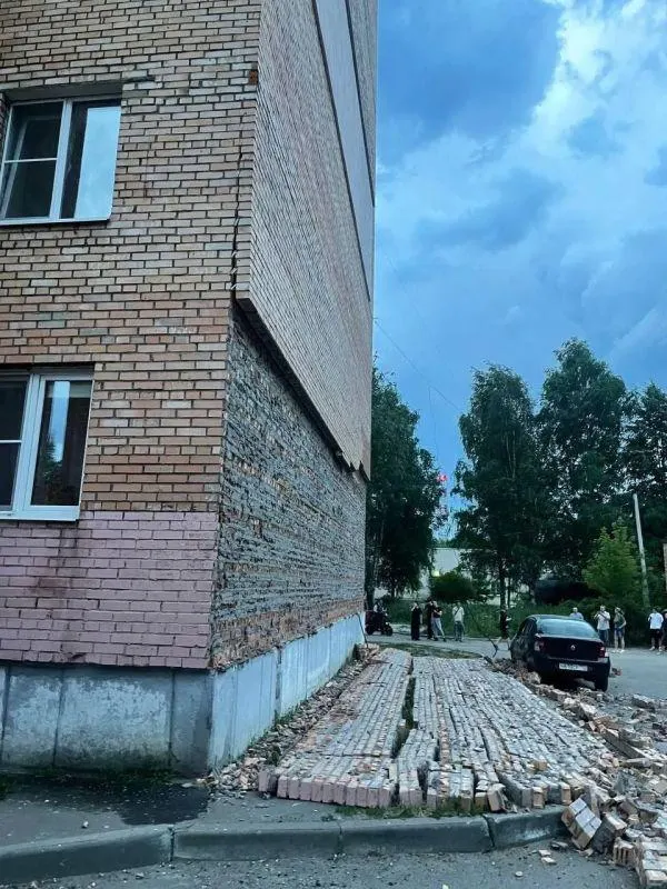 В Электростали из‑за сильного дождя откололась часть фасада жилого дома: кирпичи упали на припаркованную машину, люди не пострадали.
