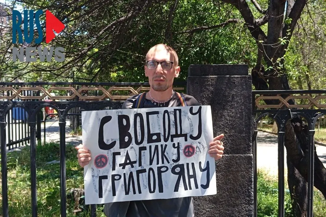 Активист в Ереване провёл одиночную акцию у российского посольства в защиту осуждённого Гагика Григоряна, который был задержан осенью 2023 года и позже найден в московском СИЗО «Лефортово».
