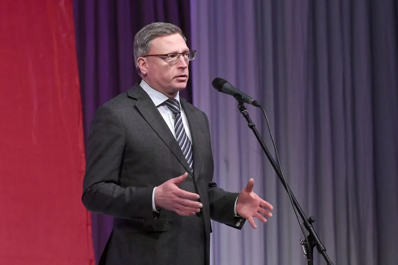 Полиция допросила Александра Буркова как подозреваемого по делу о причинении имущественного ущерба путём обмана; в деле фигурируют эпизоды с общим ущербом около 1,5 млрд рублей и арест имущества.