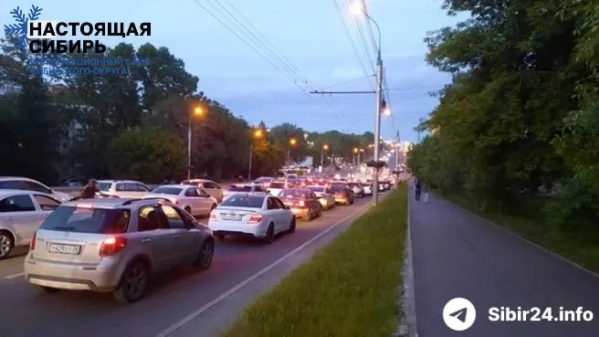 Топливный кризис охватил сибирские регионы — в Иркутске из‑за лимитов и закрытия розничных заправок водители выстаивают ночные очереди по несколько часов, а межгородские перевозки рискуют остановиться.