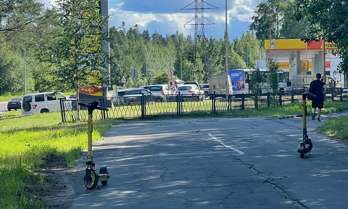 В нескольких субъектах страны сохраняются ограничения на отпуск бензина, очереди на АЗС и полное отсутствие топлива на отдельных станциях.