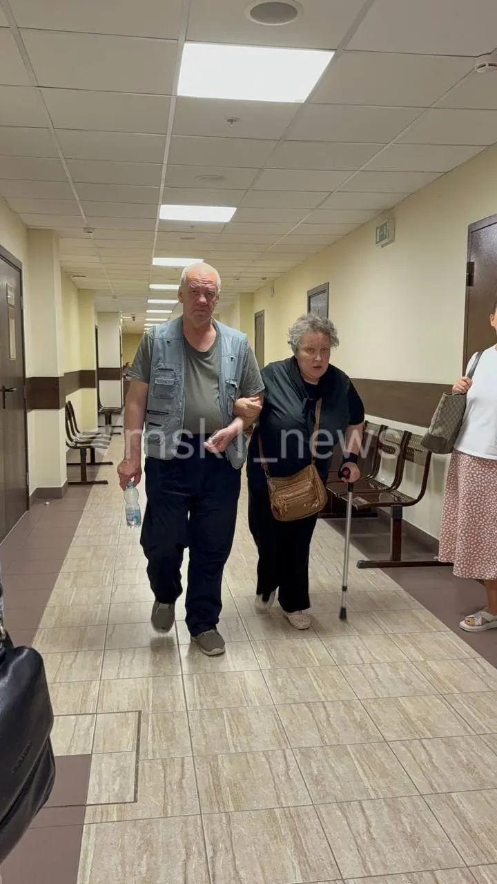 В Мещанском суде продолжается дело Ирины Осиповой: прокуратура обвиняет её в получении «липового» сертификата о повышении квалификации, тогда как врач утверждает, что стала жертвой мошенников. На фоне разбирательств у Осиповой ухудшилось здоровье, а год назад погиб её сын.