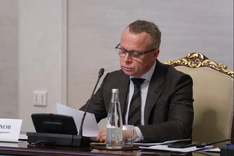 58‑летнего вице‑губернатора задержали в Москве после обнаружения синтетических наркотиков. Он признал вину и был уволен; детали и хронология событий пока уточняются.