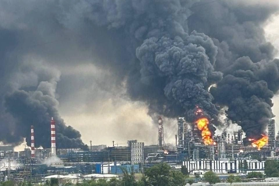 Ночной удар беспилотников по нефтеперерабатывающему заводу в Капотне привёл к пожару на территории предприятия; на подлёте к Москве отражены десятки БПЛА, есть сообщения о пострадавших в других регионах.