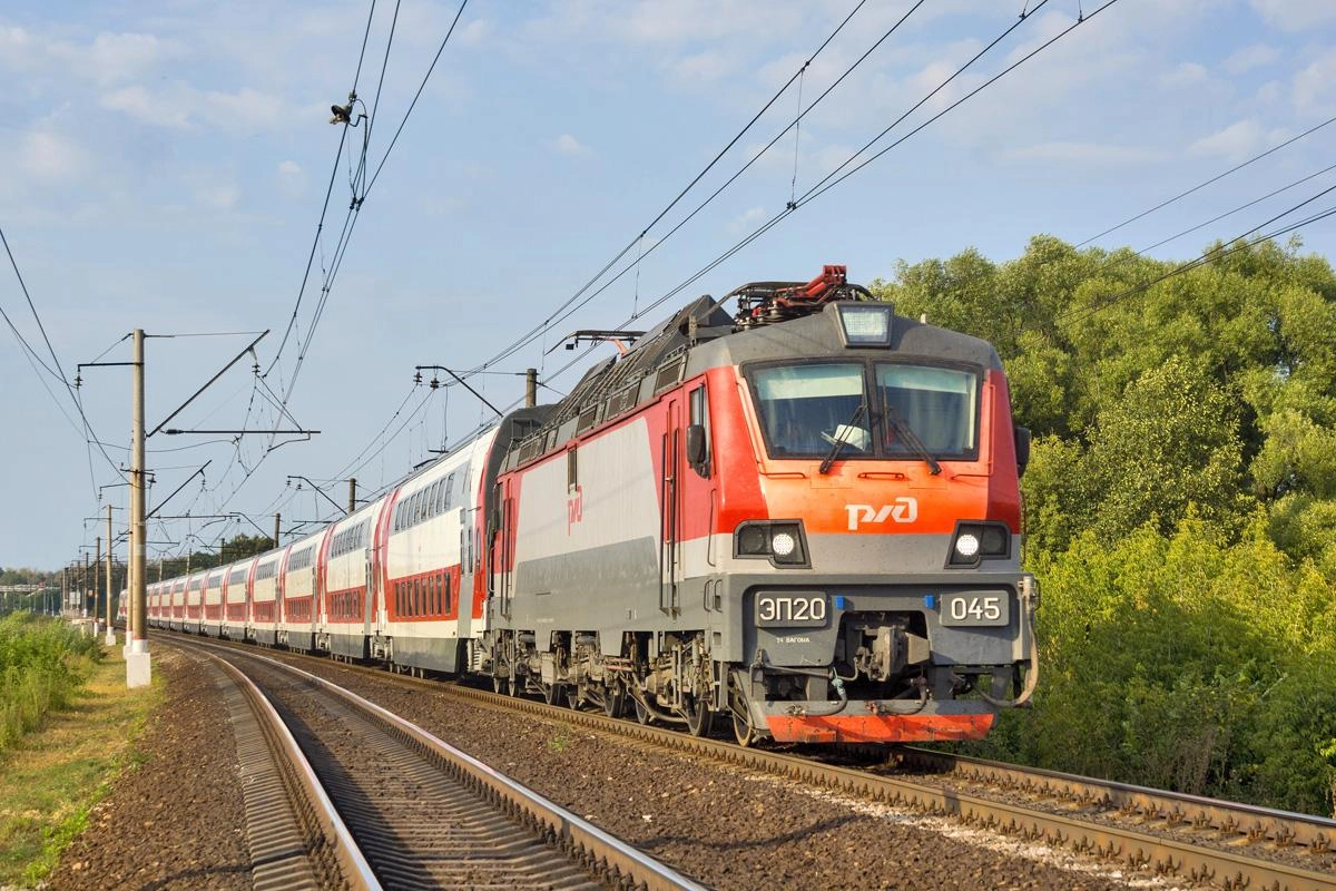 Перевозчик приостановил продажу билетов на отдельные дальние поезда с отправлением после 8 сентября в связи с плановыми ремонтными работами на инфраструктуре. Одновременно в Крыму сохраняются ограничения и перебои в движении из‑за повреждений транспортной сети.