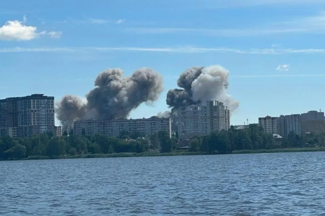 По данным Генштаба ВСУ, по предприятию в Воронеже нанесён удар крылатыми ракетами; на заводе, по сообщениям, производили электронику для «Искандер» и Х‑101 и детали для «Панцирь‑С1», очевидцы зафиксировали пожар.