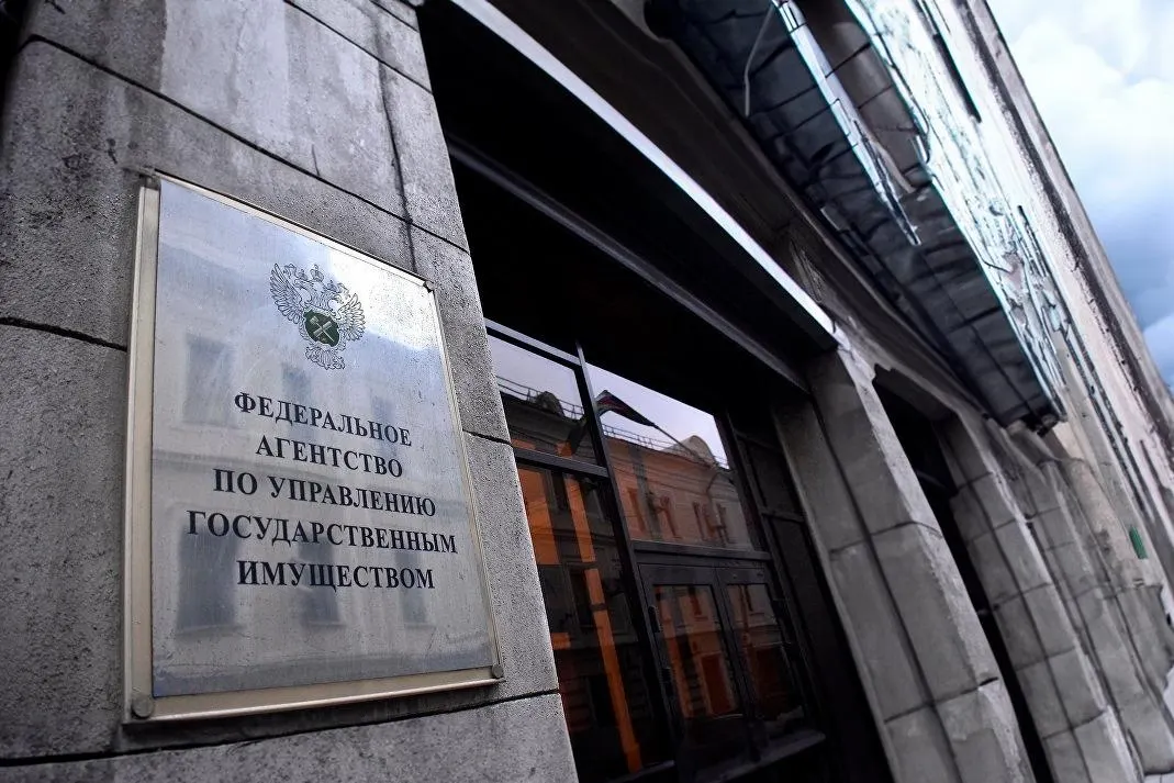 Закон отменяет ценовой порог и шестимесячную паузу между торгами, вводит реестр оценщиков и требования к организаторам аукционов, а также отдельную норму для религиозной собственности; около 3 тысяч квартир готовы к реализации.