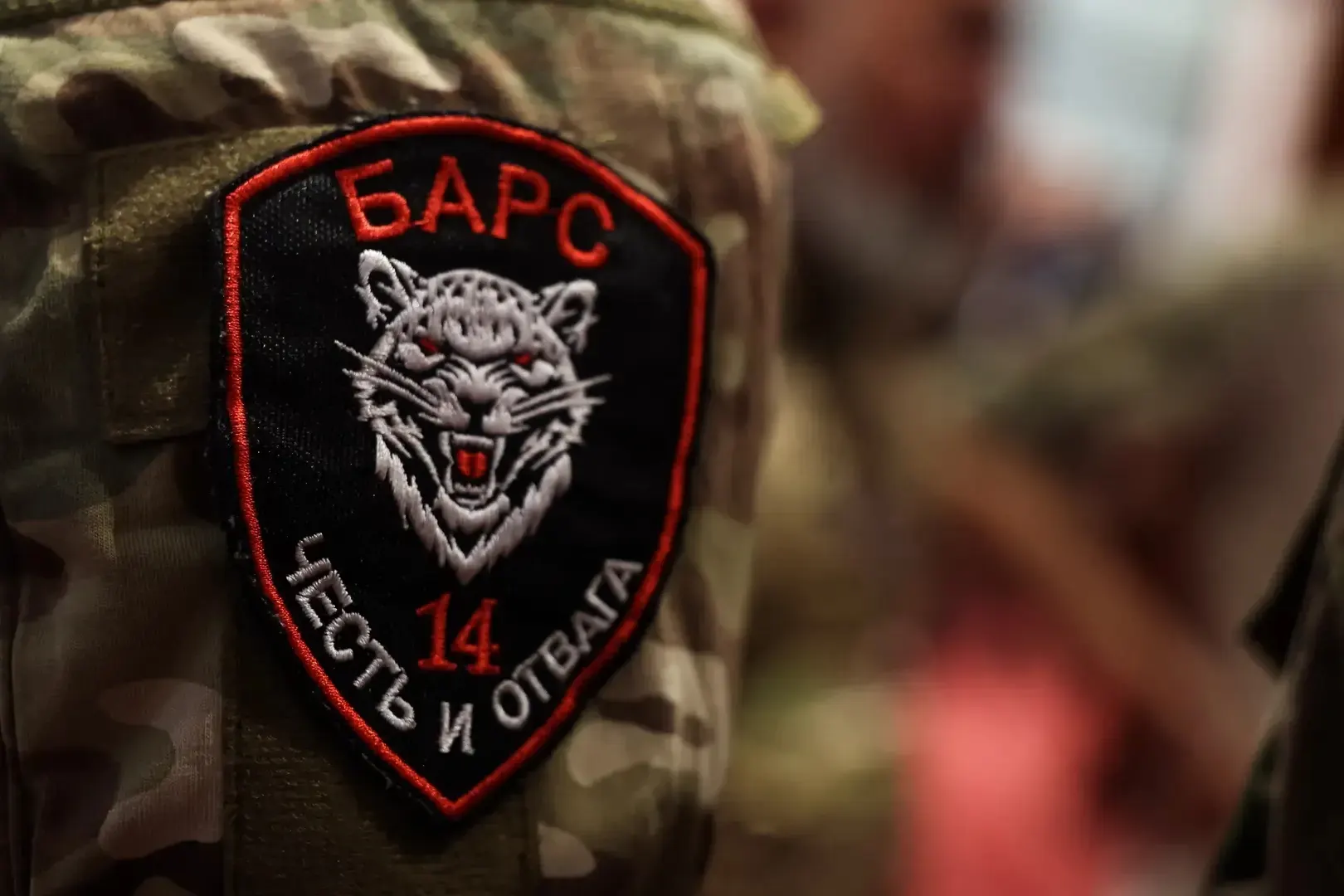 В рассылках и на сайтах вузов предлагают годовые «контракты» с крупными выплатами, премиями за сбитые дроны и соцгарантиями; контракт оформляют с Минобороны, при этом утверждают, что добровольцев не направляют в зону СВО.