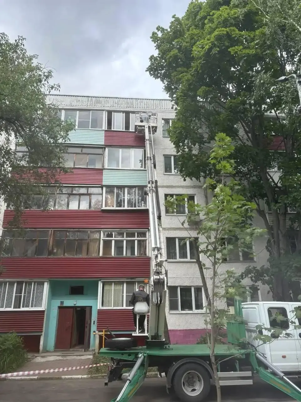 Губернатор Московской области сообщил, что пожар, вызванный атакой, стал причиной гибели ребёнка. По предварительным данным, в регионе повреждены десятки домов; в Москве заявили об отражении ночной волны дронов.
