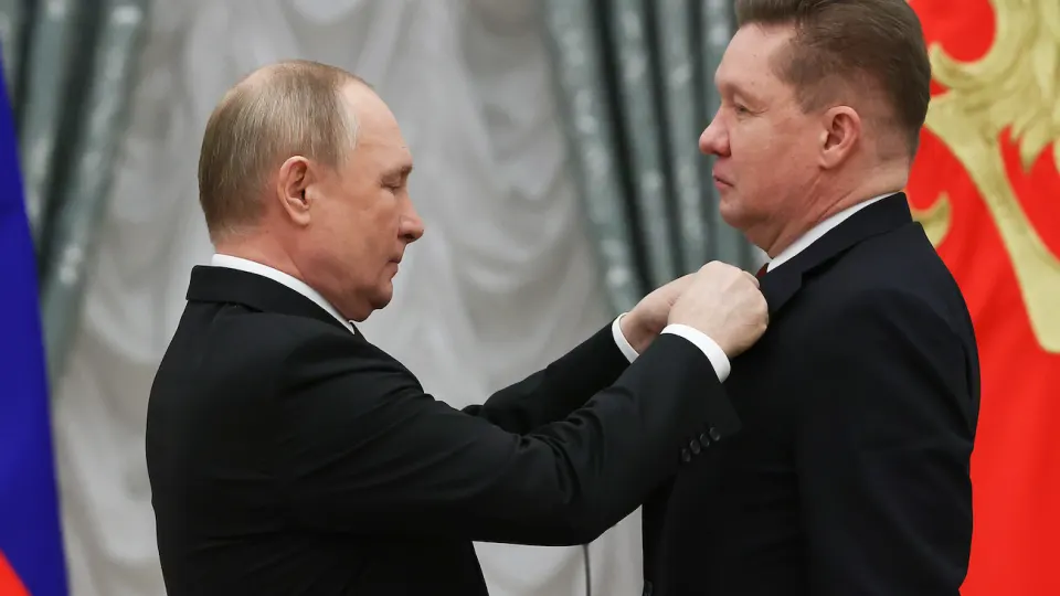 Акции «Газпрома» опустились до 105 рублей — минимума с декабря 2009 года. Компания теряет иностранные рынки, экспорт сократился в разы, а денежный поток остаётся отрицательным, несмотря на распоряжения по тарифам и попытки нарастить поставки на восток.