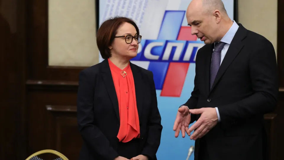 Минфин и Центробанк сигнализируют о росте дефицита и предлагают сокращать оборонные траты; Кремль поручил сохранять финансирование армии, готовя за счёт этого урезания по другим статьям.