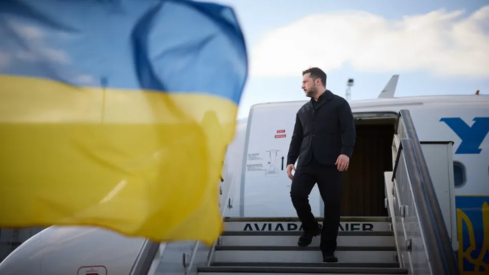 Ночной удар беспилотников по столице: власти сообщают о сотнях сбитых дронов, повреждениях на нефтеперерабатывающем заводе и крупных пожарах. Президент Украины назвал удары ответом на российские атаки и призвал завершить войну дипломатией.