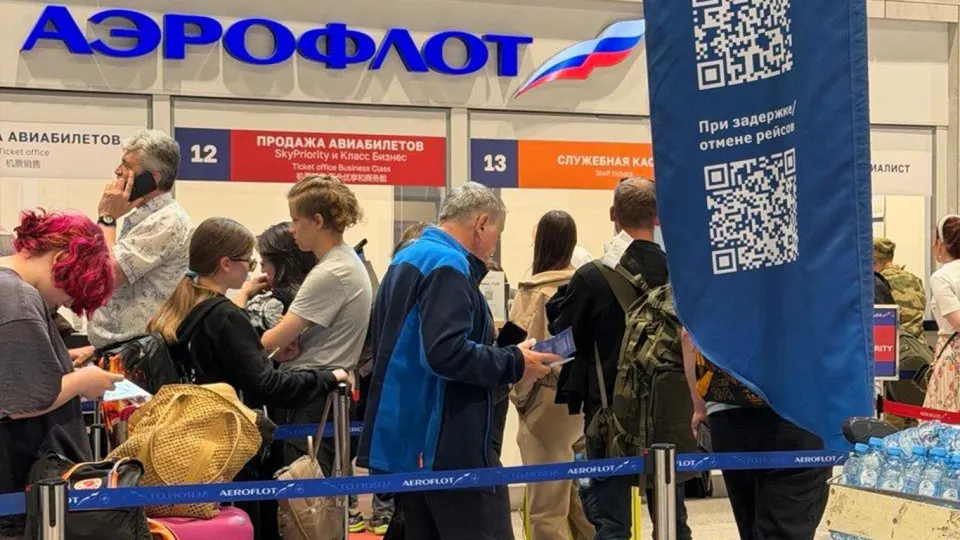 После крупной ночной атаки дронов в московском авиаузле из‑за ограничений и срабатываний систем безопасности отменены и задержаны сотни рейсов; ситуация постепенно стабилизируется, но пассажирам советуют проверять статус вылетов.