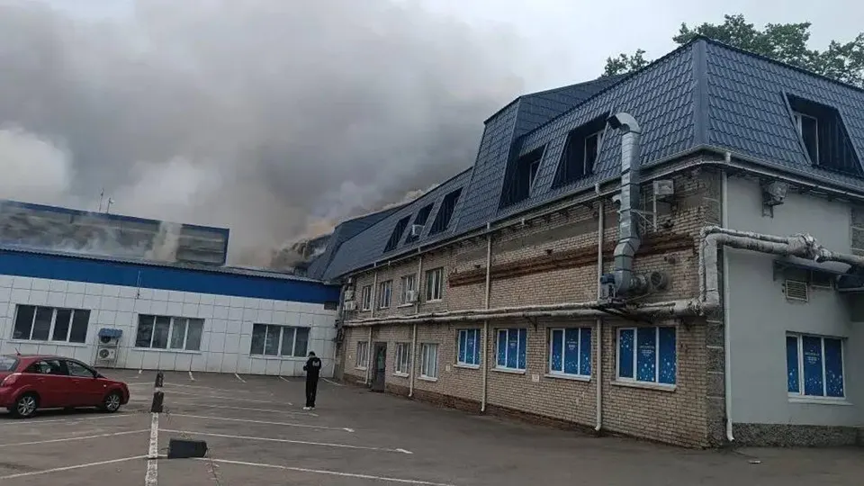 В результате ударов беспилотников в нескольких городах Московской области пострадали 16 человек. Зафиксированы повреждения жилых домов, торговых объектов и дачных построек; на местах работают экстренные службы.
