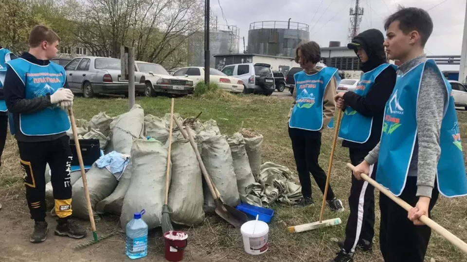 Большинство жителей страны положительно относятся к тому, чтобы подростки получали первый трудовой опыт раньше; чиновники предлагают смягчить правила и расширить профориентацию на фоне дефицита кадров.