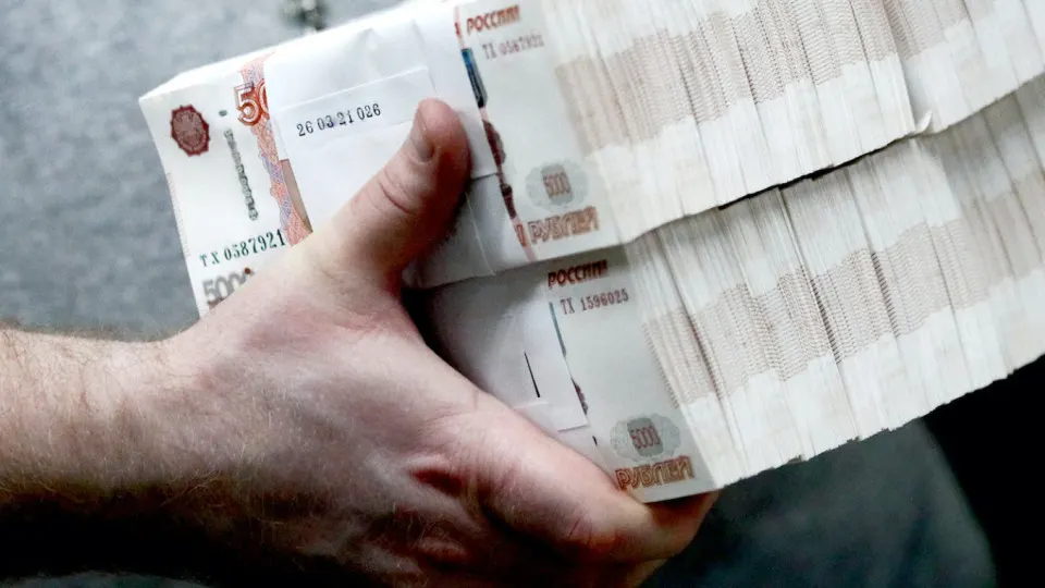 Банковская система теряет триллионы рублей в наличных: клиенты забирают деньги из системы, а Центробанк усиливает контроль за операциями с наличными.