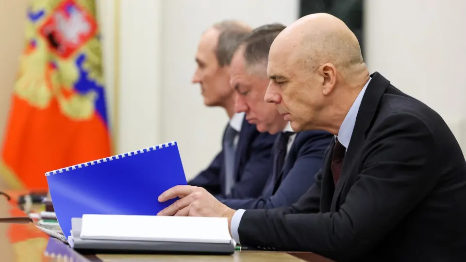 Российский долговой рынок пережил масштабную распродажу: индекс облигаций опустился до минимумов, а доходности долгосрочных бумаг превысили 15%. Одновременно дефицит федерального бюджета уже превысил годовой план и достиг около 6 трлн рублей.
