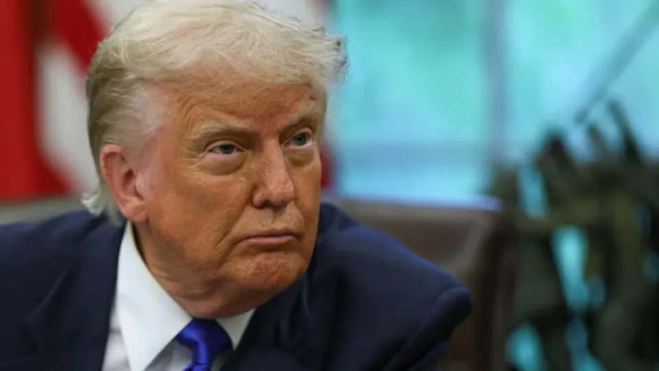 На саммите G7 Дональд Трамп пообещал поддержку Украине и ужесточение санкций против России, одновременно потребовав от союзников помощи в расчистке Ормузского пролива; лидеры согласовали наращивание поставок ПВО и дальнобойного оружия для Киева.